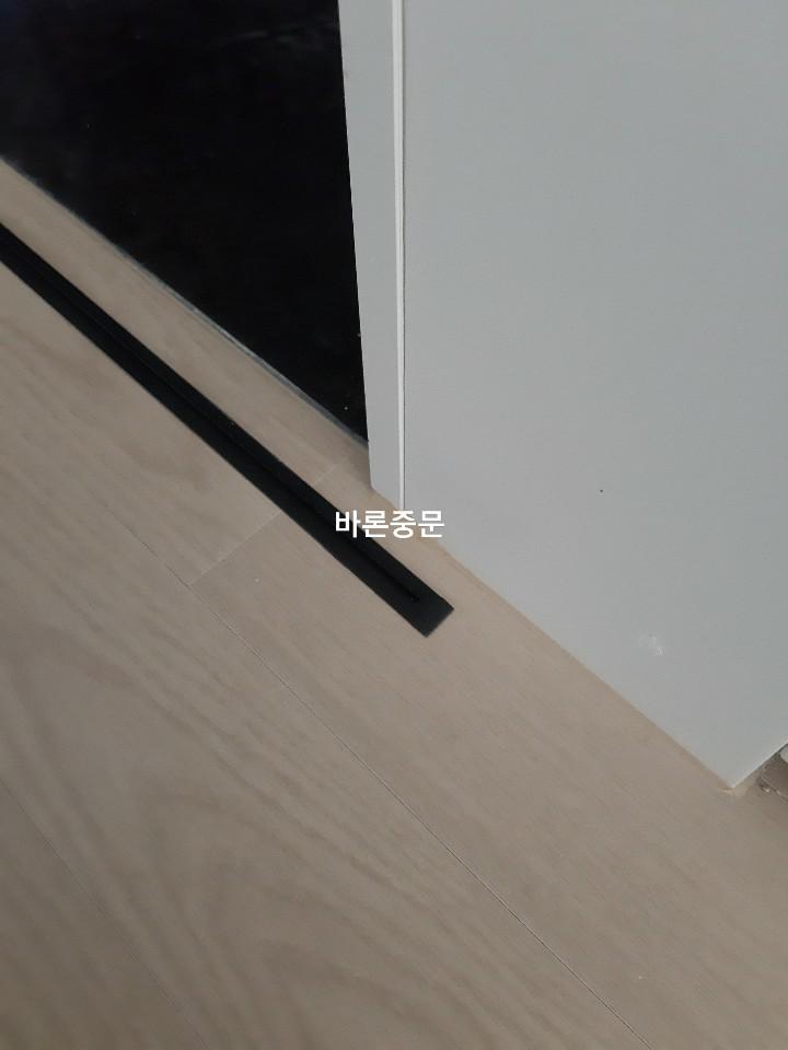 바닥면과 일치하게 처리된 하부 레일 매립 라인
