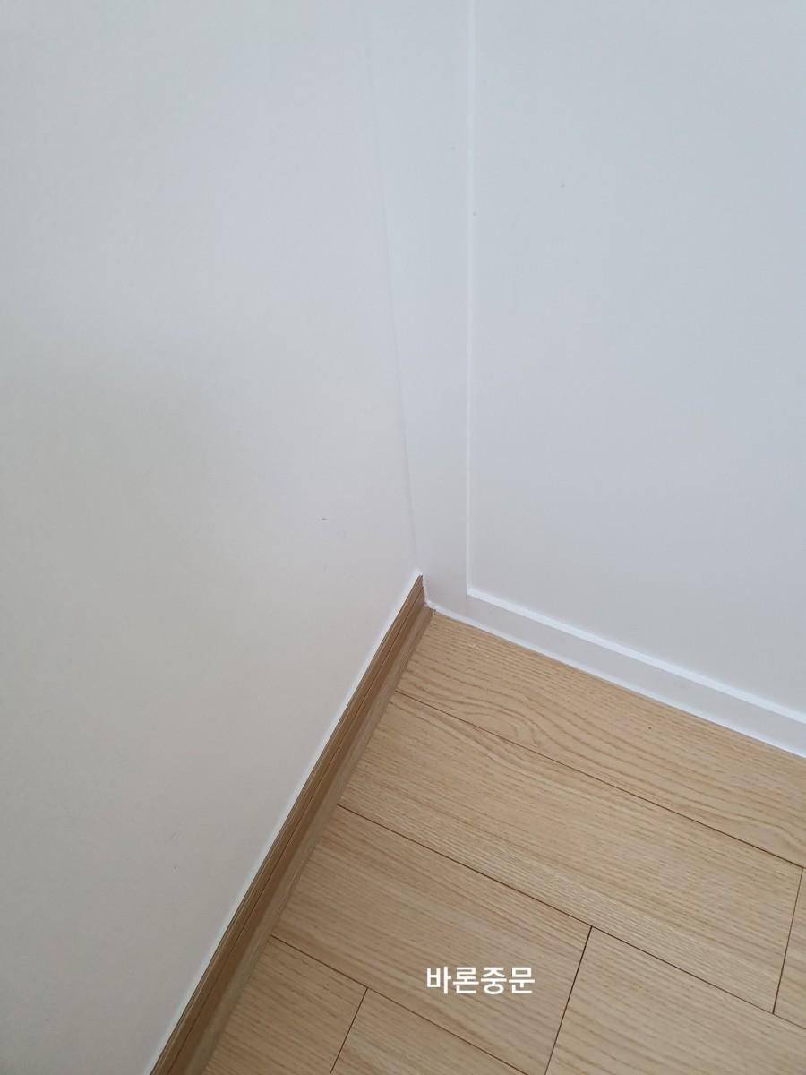벽과 바닥재가 만나는 하부 모서리 마감
