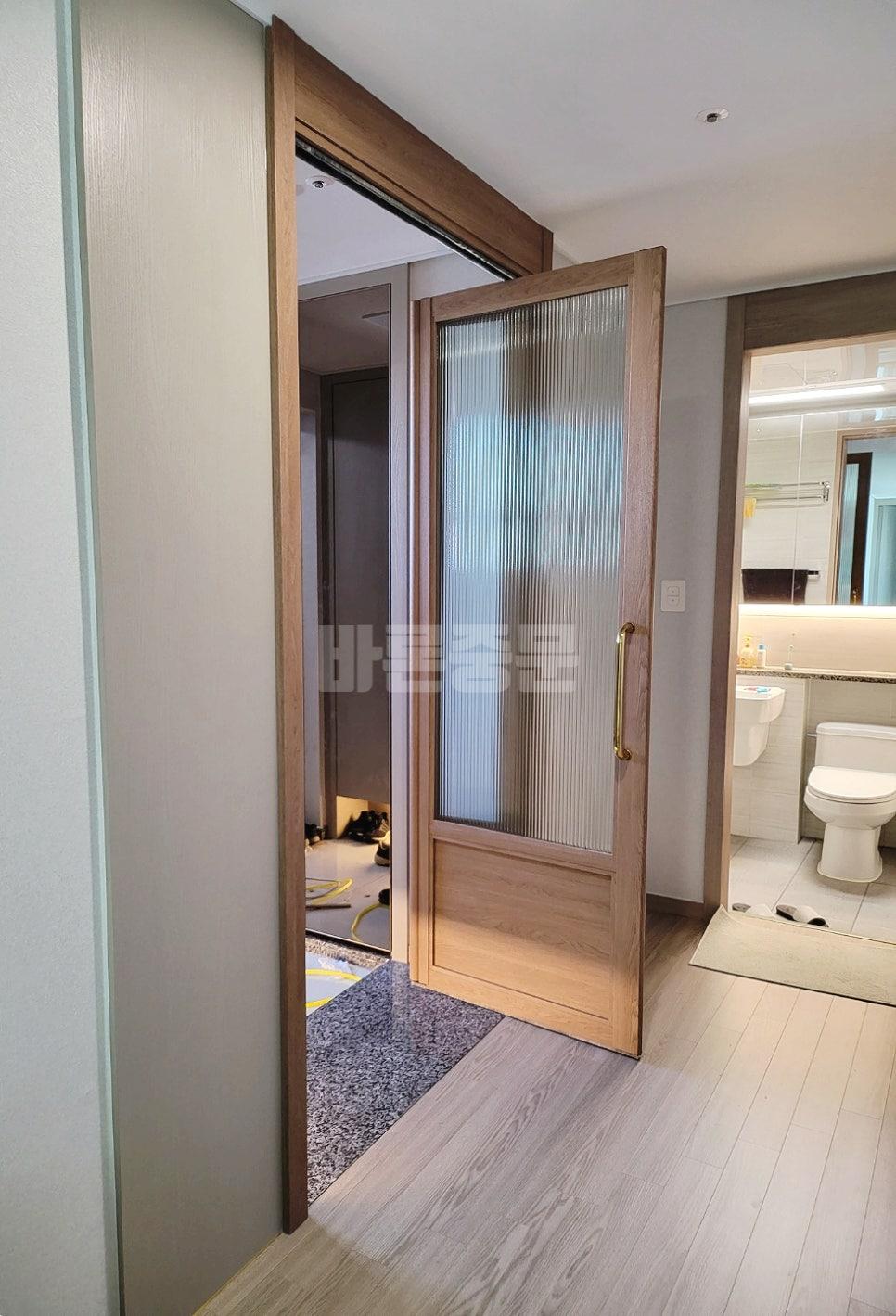 목재 마루 바닥 위로 중문 프레임이 자리 잡는 모습