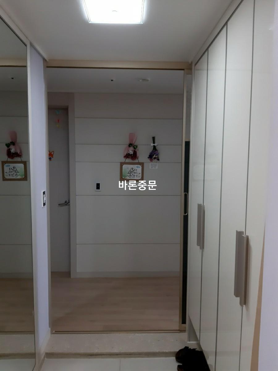 흰색 수납장이 있는 현관 입구의 설치 과정