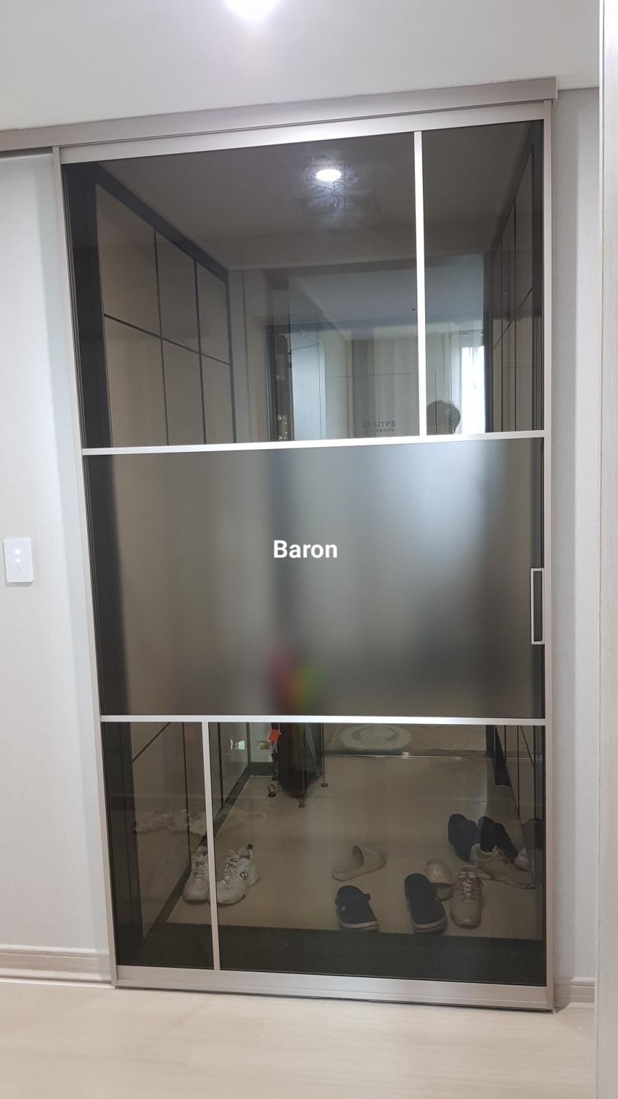 Baron 텍스트가 표시된 유리 패널의 슬라이딩 도어