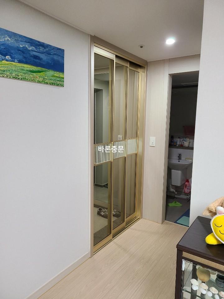 매립등이 설치된 복도 끝 공간