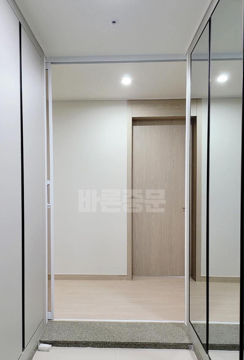 화사한 화이트 중문으로 완성된 현관