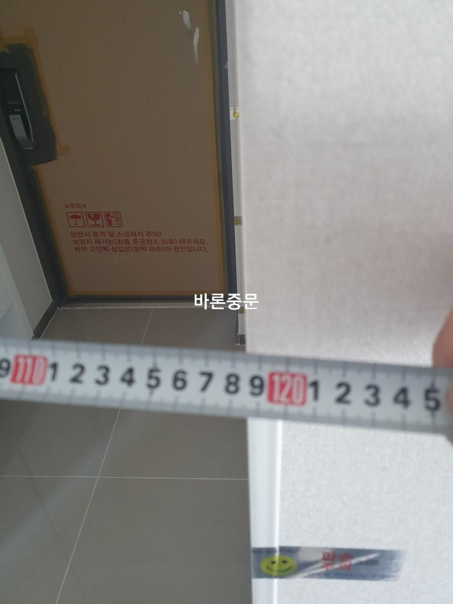 벽면 안내문과 측정용 테이프가 놓인 모습