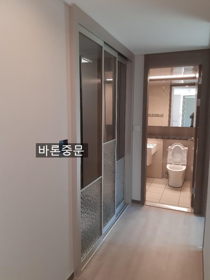 마감 전 상태의 복도 시야