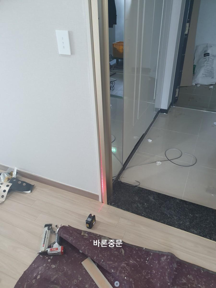레이저 라인을 투사하여 수평을 맞추는 시공 과정