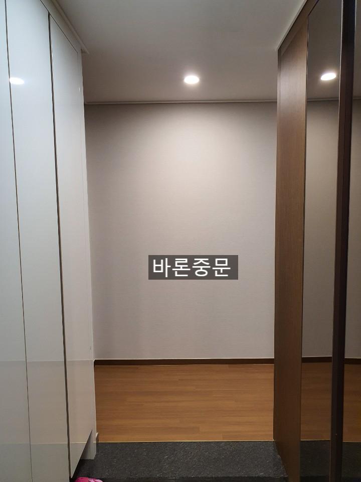 중문 설치 공간 확보를 위한 가벽 철거 과정