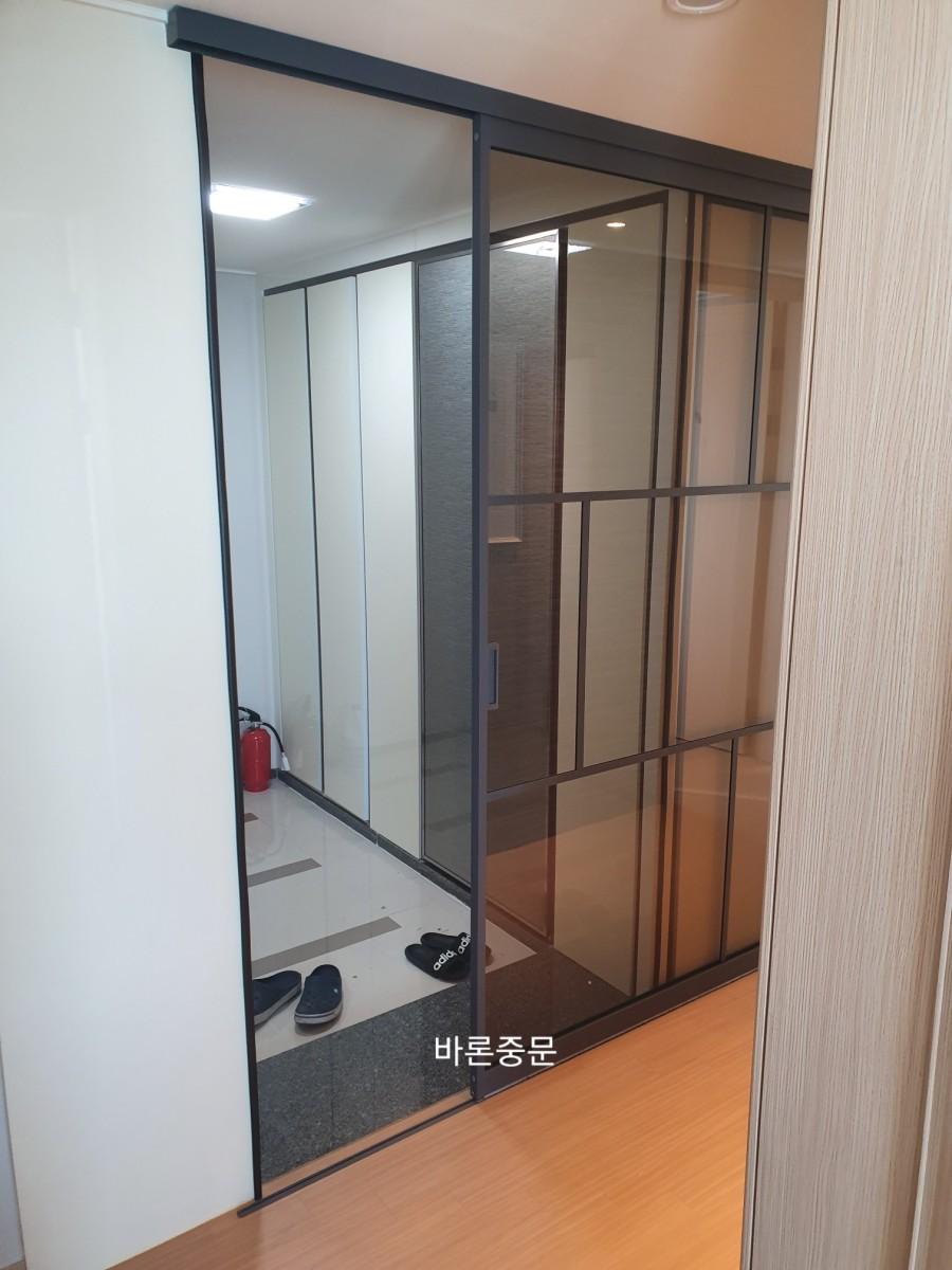 슬라이딩 유리문이 설치된 현관의 바닥과 내부 모습