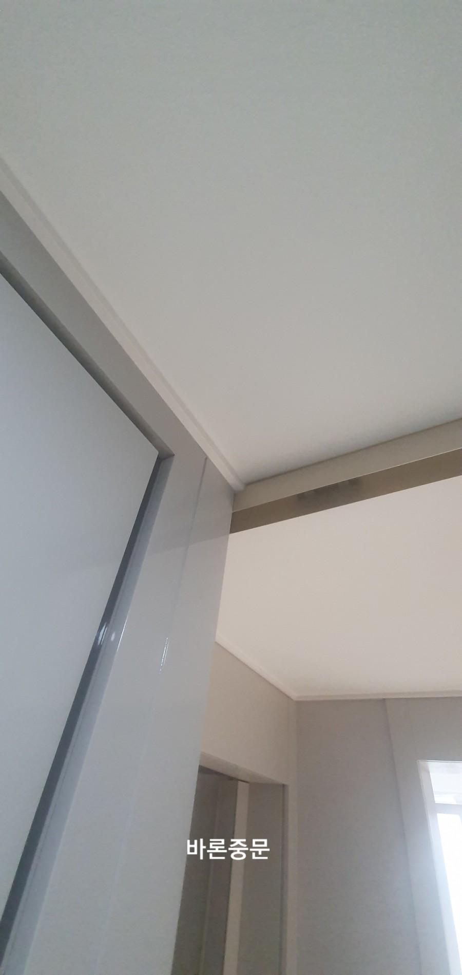 문틀과 벽면의 접합부 마감 상태