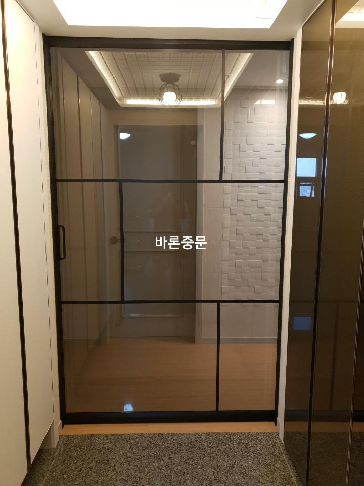석재 바닥과 대비되는 블랙 프레임의 마감 상태