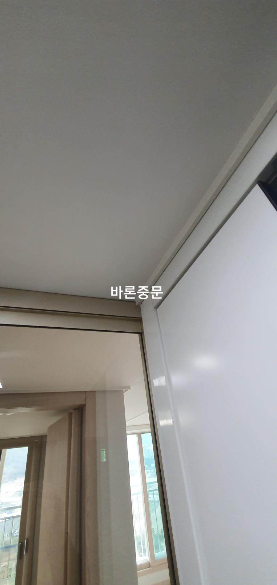 천장 라인에 맞춘 도어 상단 마감
