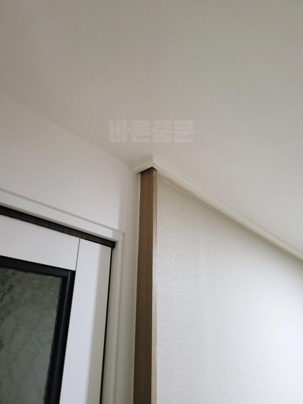 흰색 상판과 프레임이 만나는 모서리 마감 부분