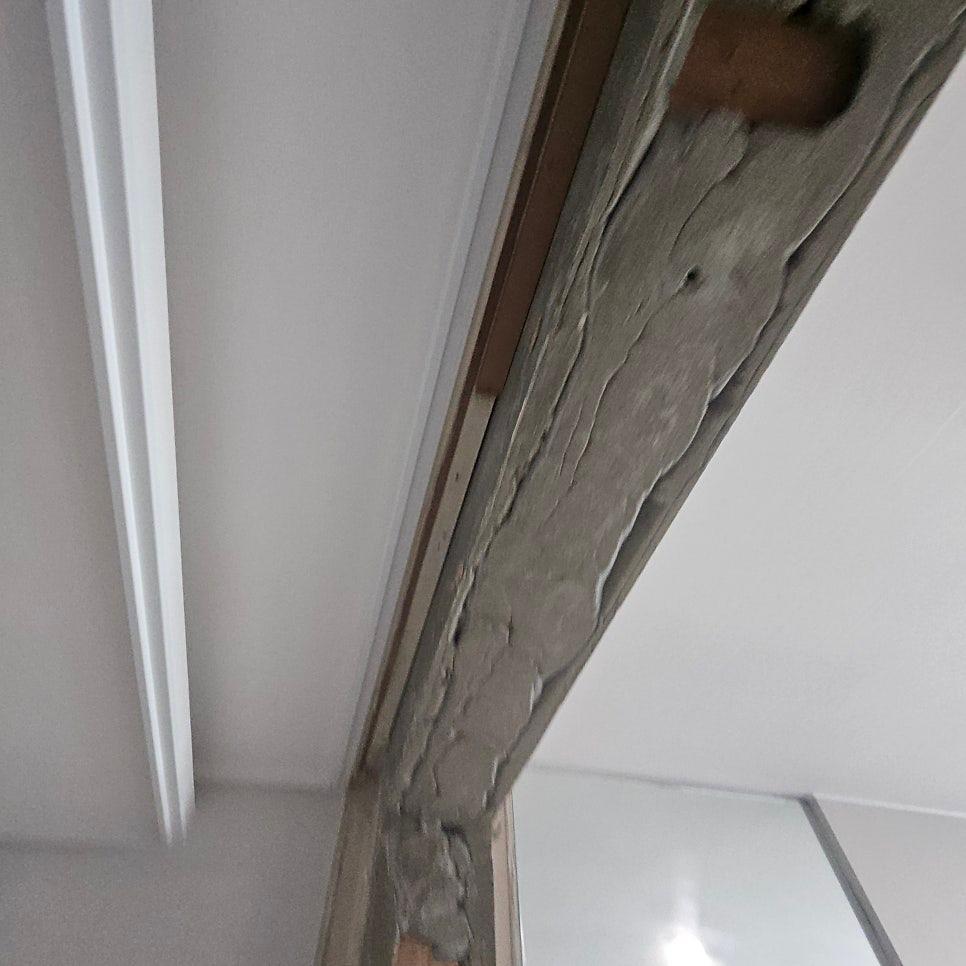 벽면의 디테일을 잡는 보수 작업