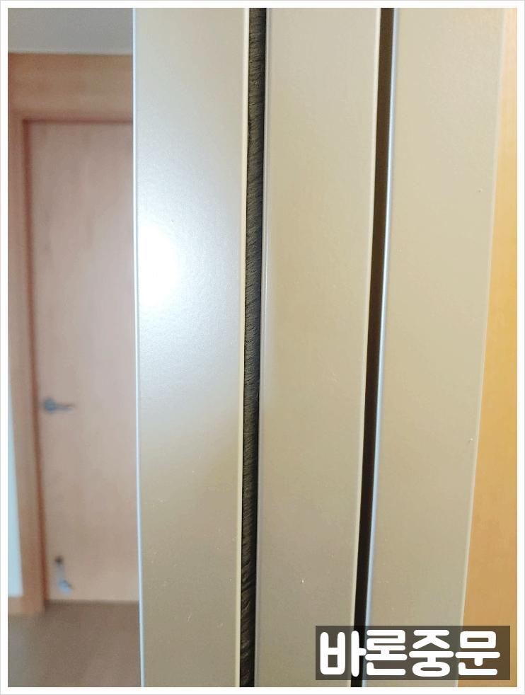 틈새를 메운 검은색 실리콘 셔드 마감 상세샷