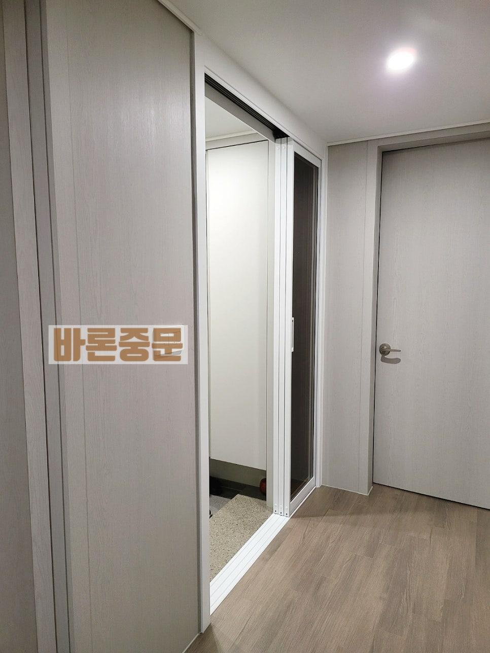 천장과 벽면에 고정된 도어 프레임 모습