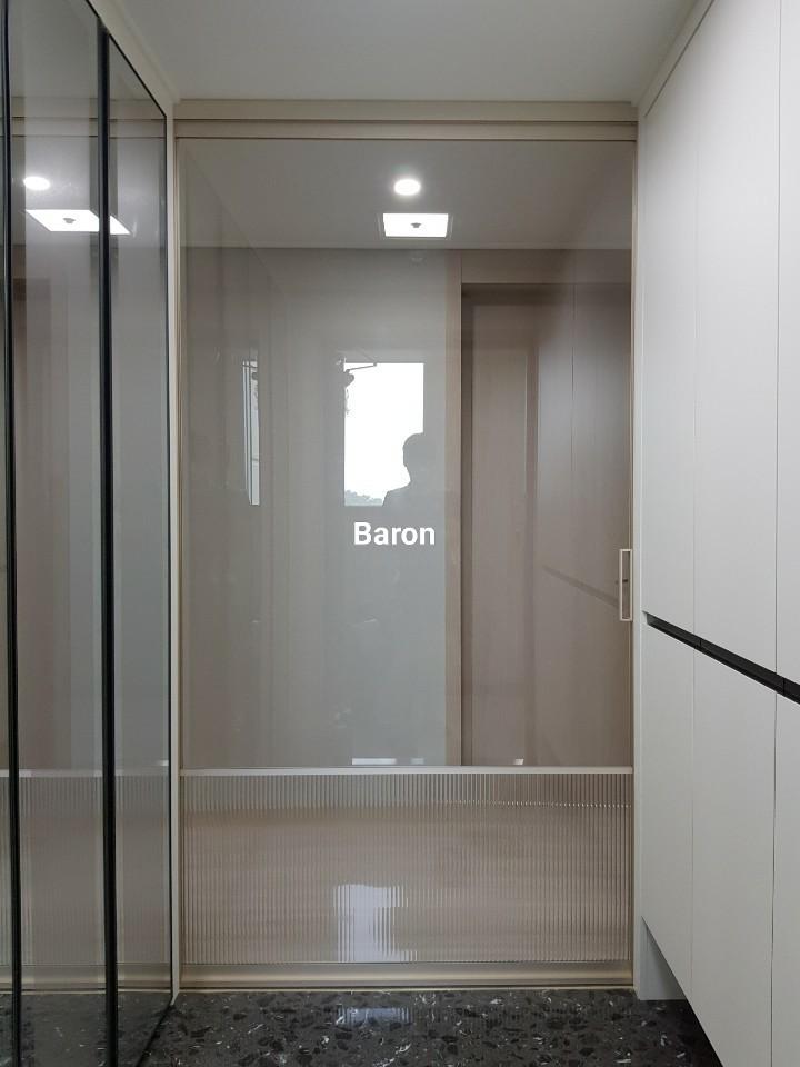 검은색 마루와 샴페인골드 프레임이 설치된 모습