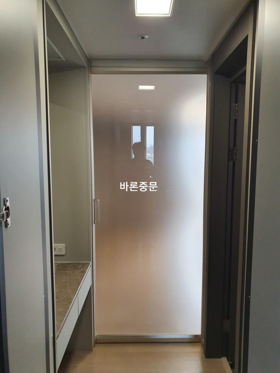 복도에서 바라본 수납장과 내부 공간의 연결부
