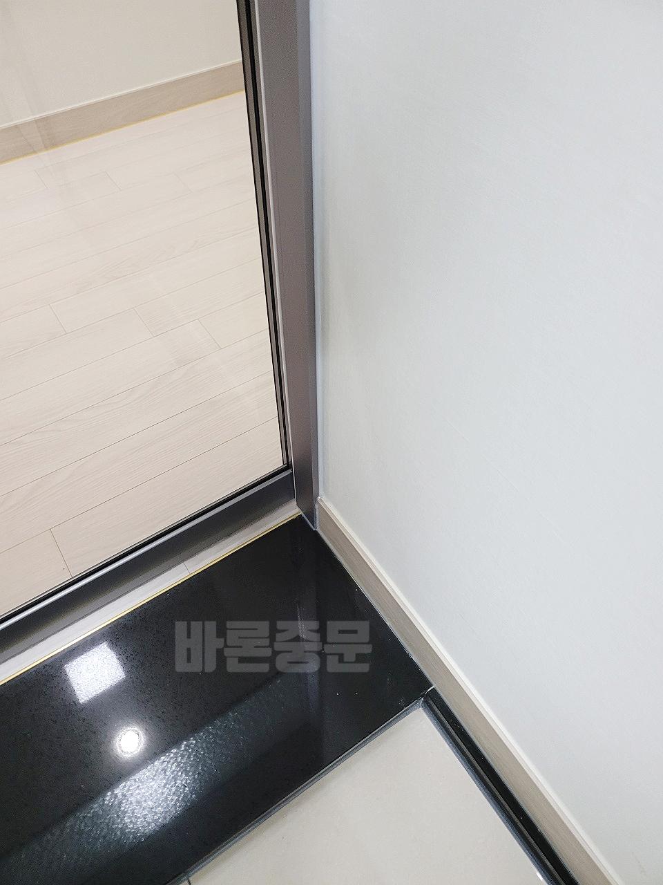 바닥재와 도어 프레임이 만나는 접합부