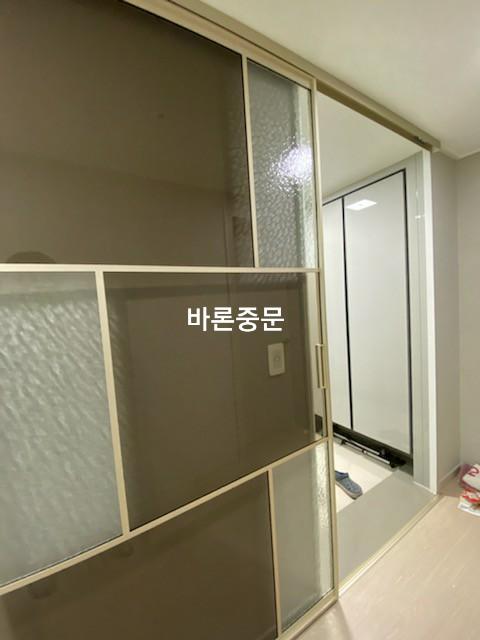 브론즈 및 워터큐브 유리가 조합된 슬라이딩 도어 설치 모습