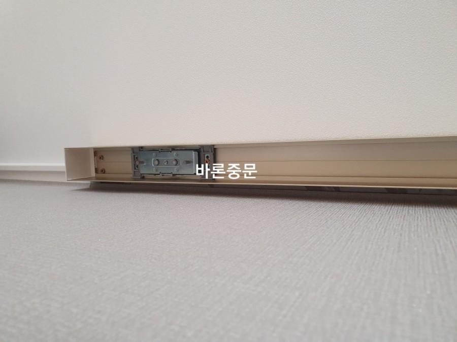 도어 내부 구조물의 조립 상태 클로즈업