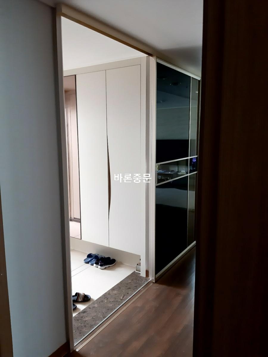 화이트 톤 수납장이 있는 현관 내부