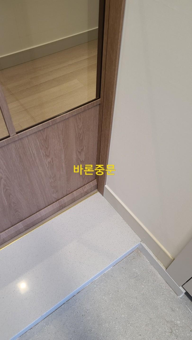 파란 보호 테두리가 둘러진 도어 프레임 시공 과정