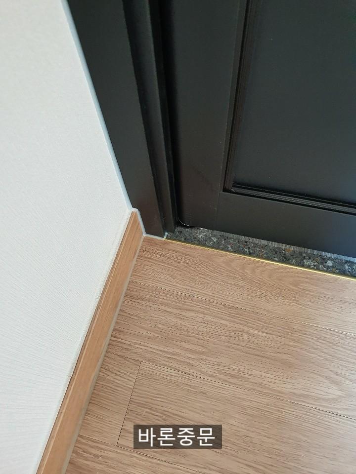 도어 프레임과 하부 패널의 연결 부위