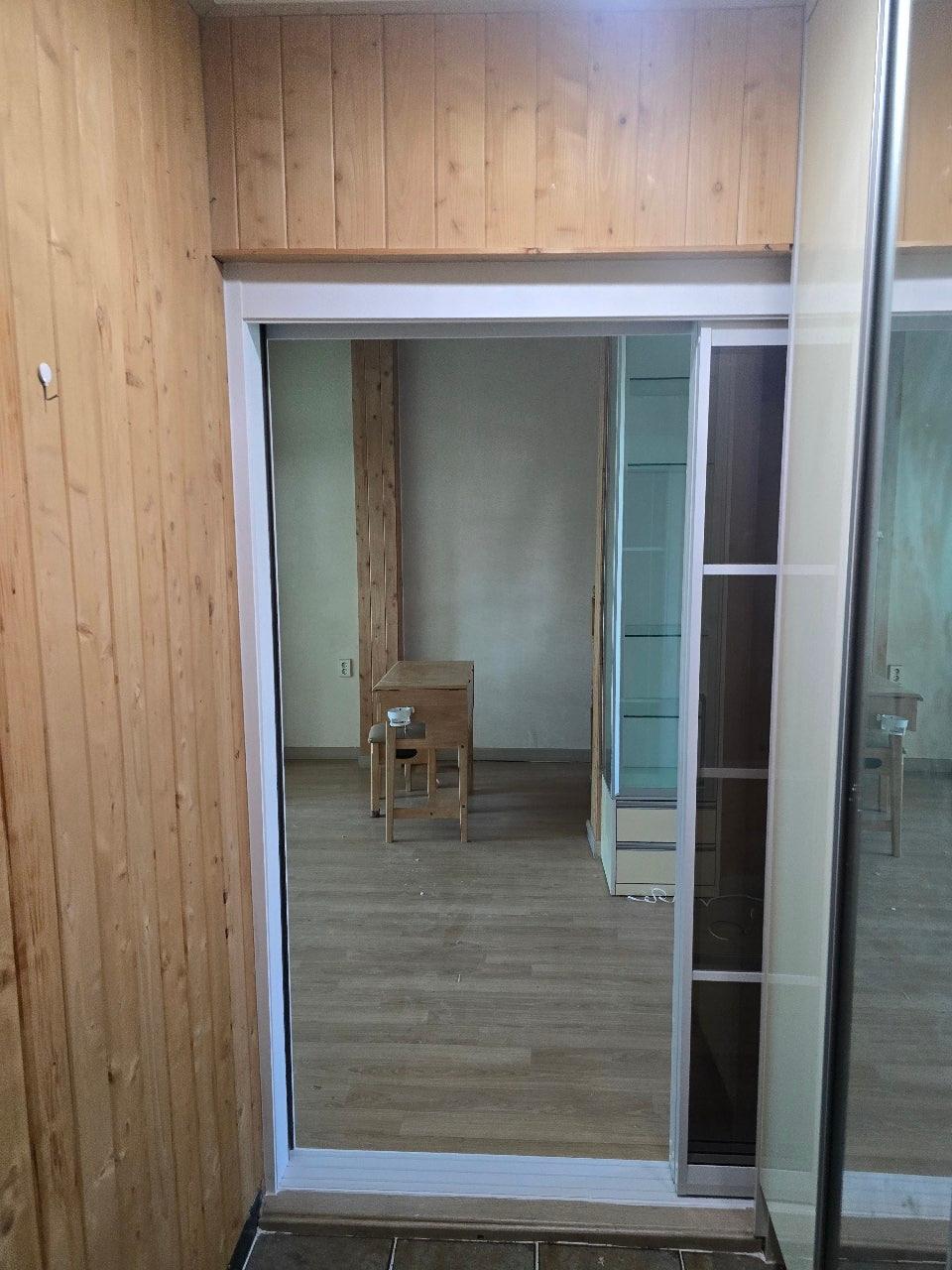 새로운 문을 기다리는 서재 공간