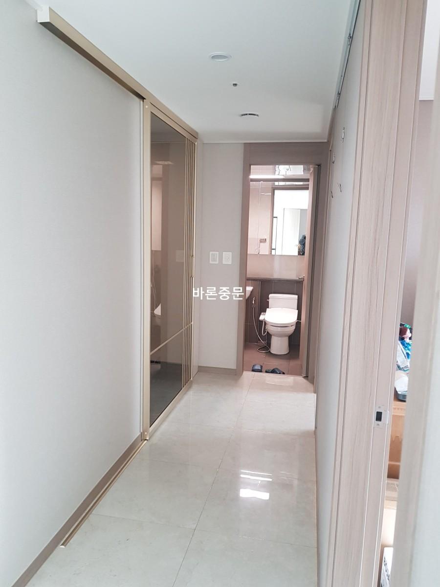 벽면 수납장 근처에서 진행 중인 프레임 고정 작업
