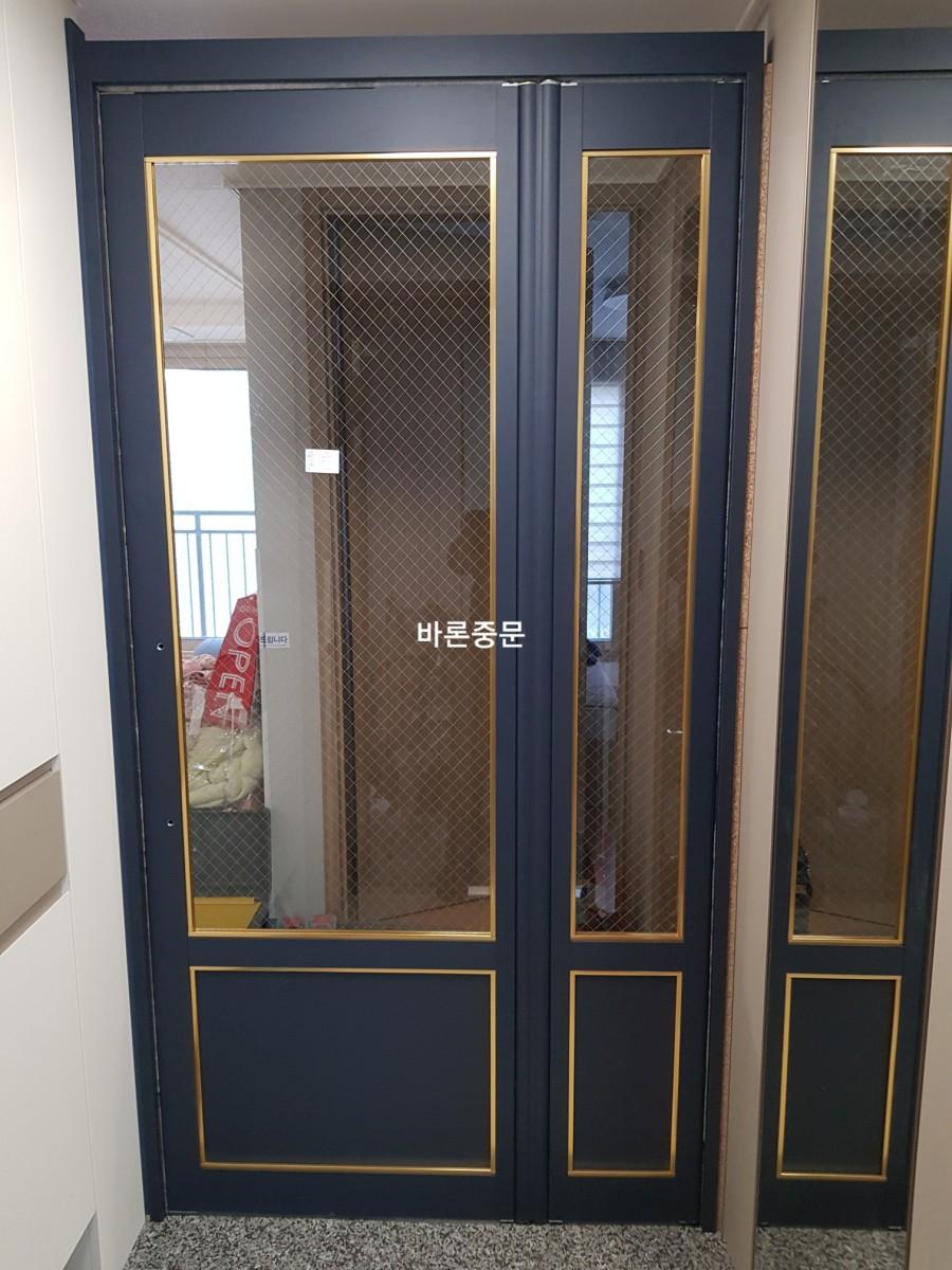 도어 하부 패널과 프레임의 마감 과정