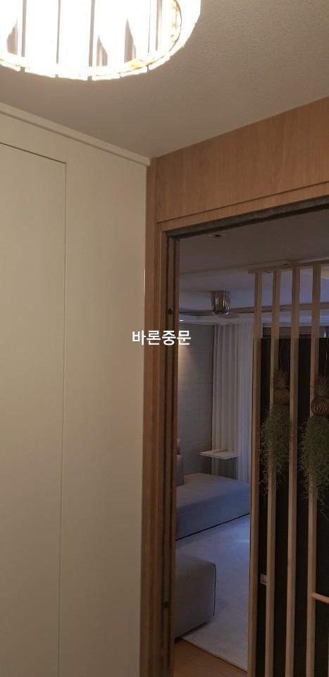 방과 연결되는 문틀 주변의 마감 작업 모습