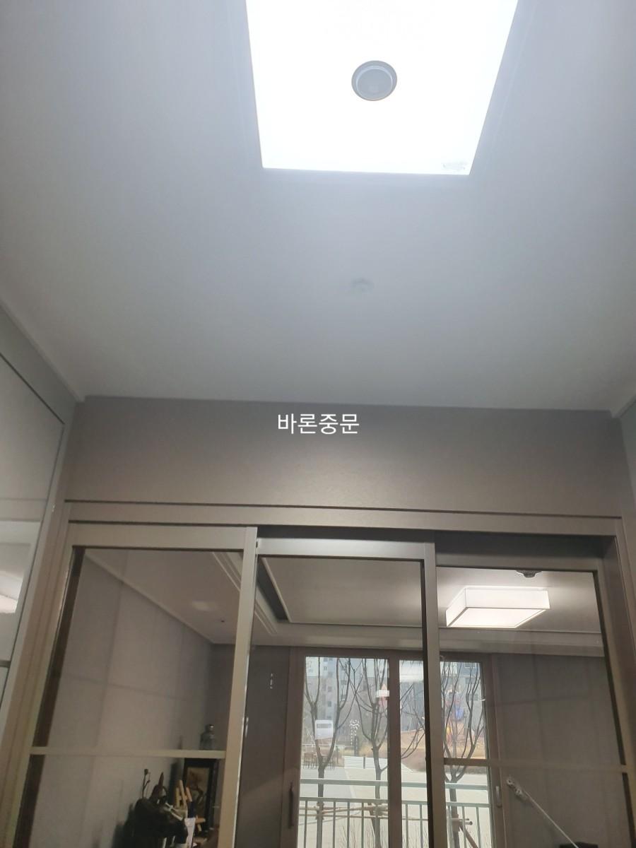 천장 스피커와 유리문 프레임의 배치