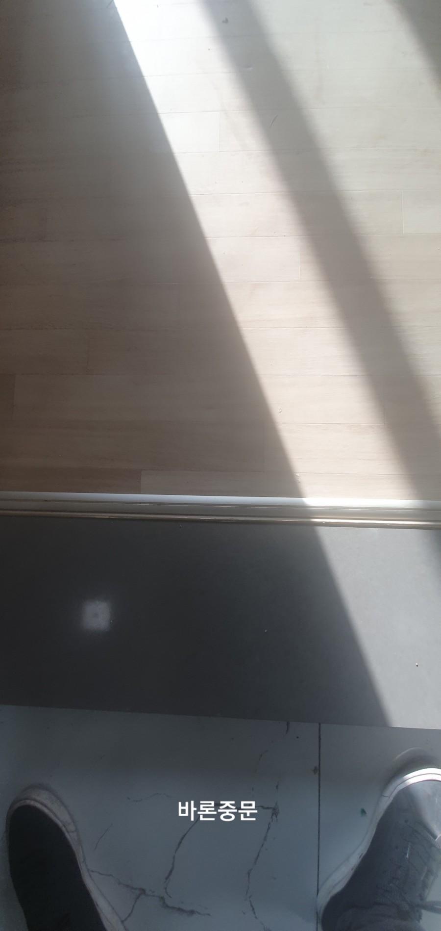 햇빛이 들어오는 바닥재와 벽면 마감 상태
