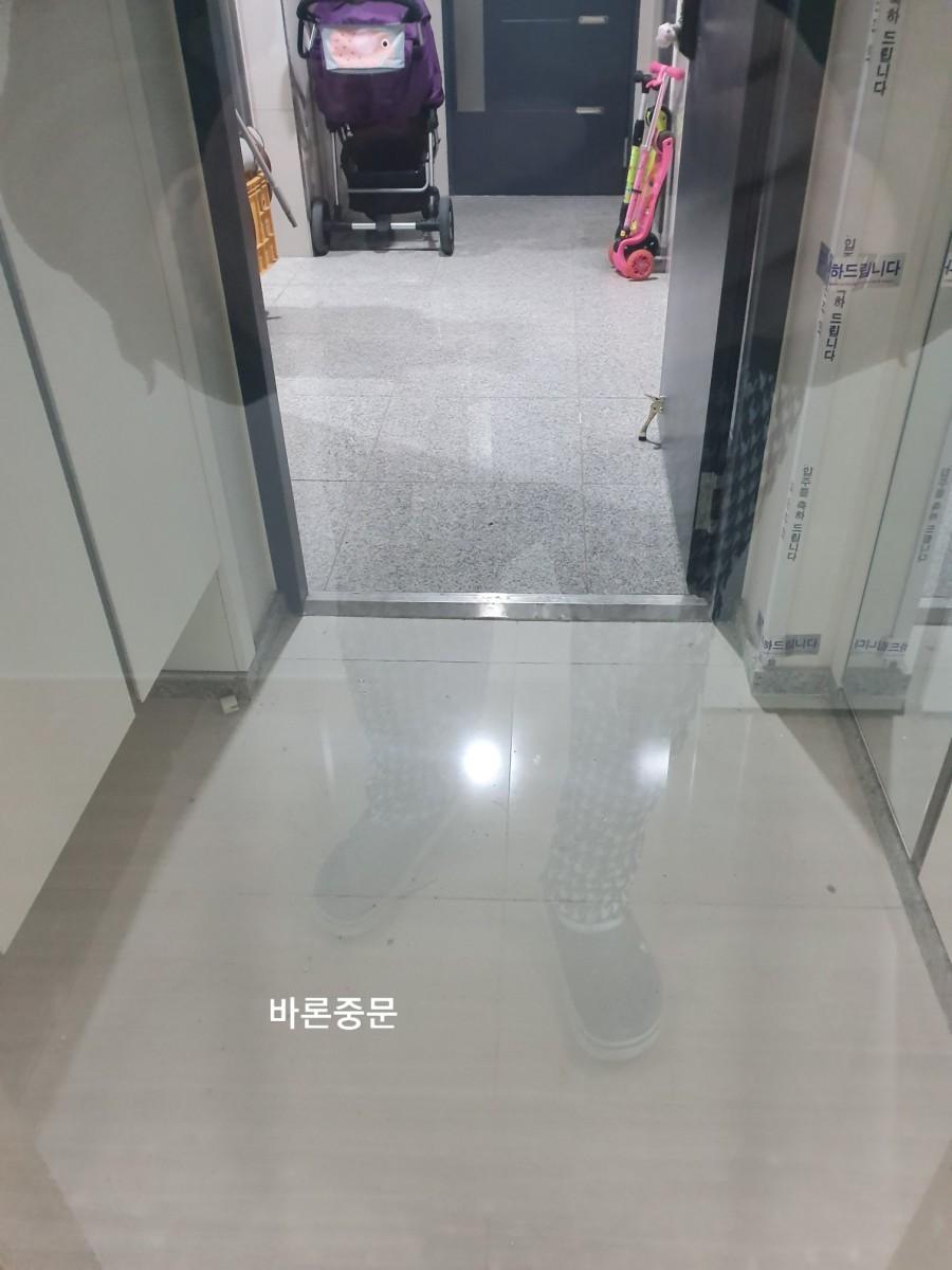 밝은 타일 바닥의 현관 복도 전경