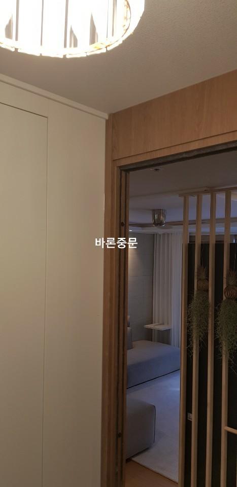 벽면과 도어 프레임이 맞닿은 실내 공간의 모습