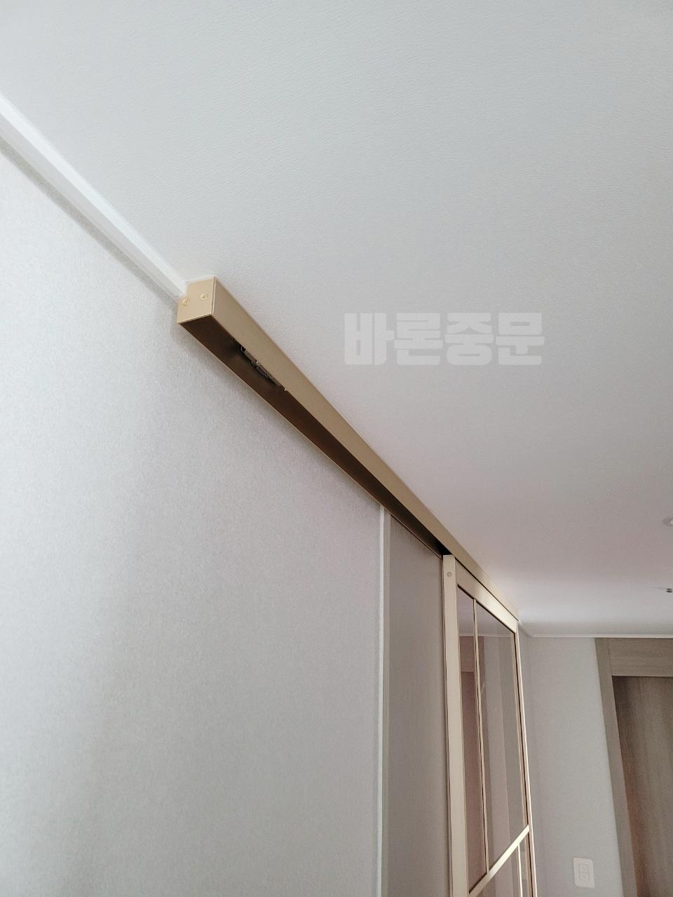 금속 프레임이 설치된 도어 상단 부분