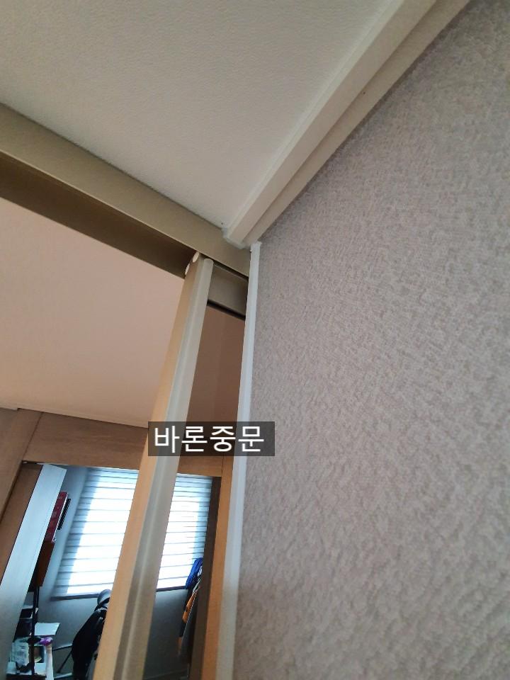 문틀과 벽 연결부에 적용된 실리콘 마감