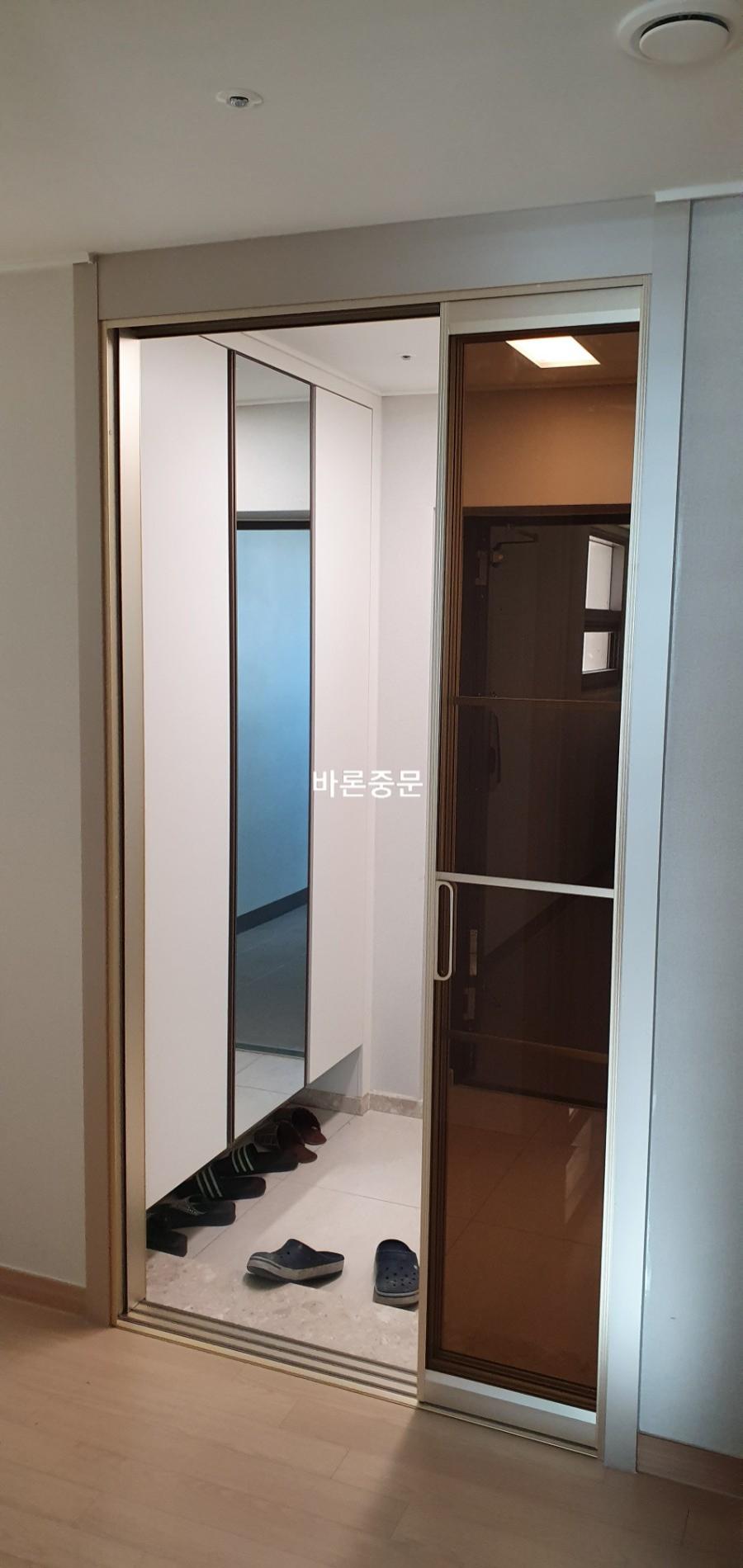 강화브론즈 유리가 적용된 현관 중문의 모습
