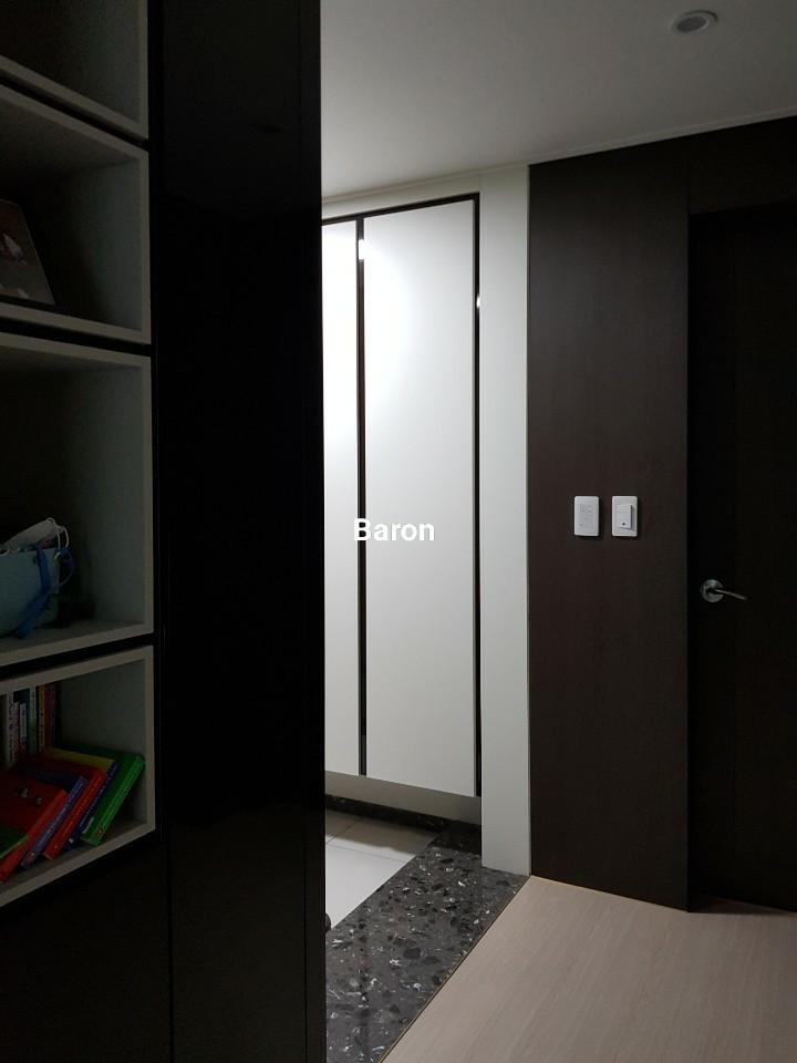 현관 내부에서 확인한 중문 설치 예정 위치