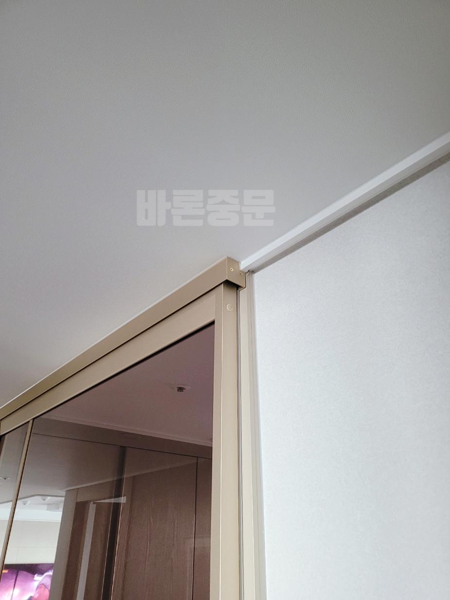 베이지색 프레임과 흰색 벽면의 정교한 접합부