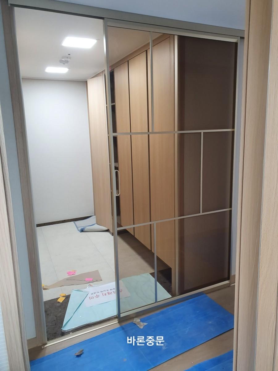 바닥 보양 테이프와 종이가 놓인 내부 공간