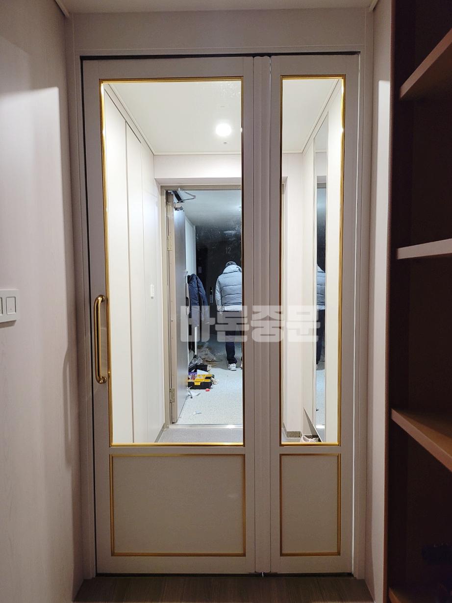 도어 설치를 위해 준비된 수공구와 측정 기기
