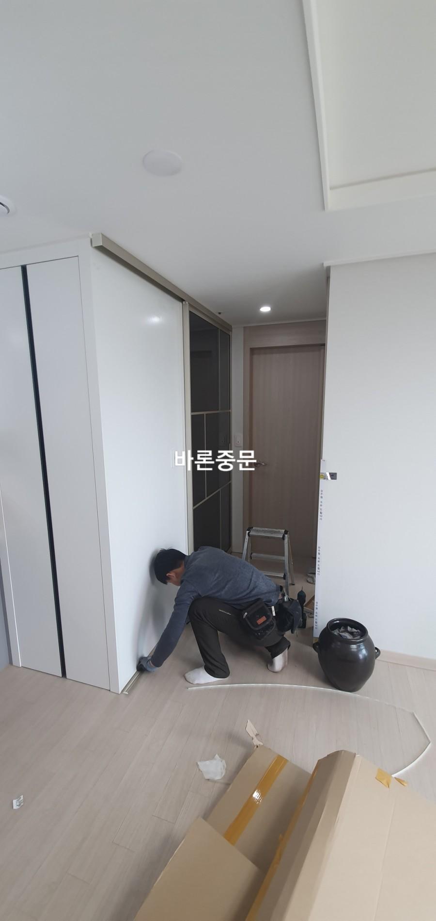 실내 바닥과 벽면 상태를 확인하는 작업자
