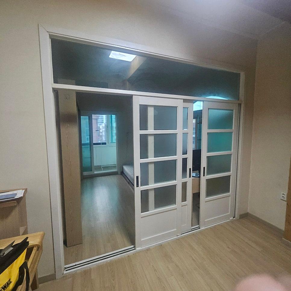 깔끔하게 정돈되어가는 드레스룸의 모습