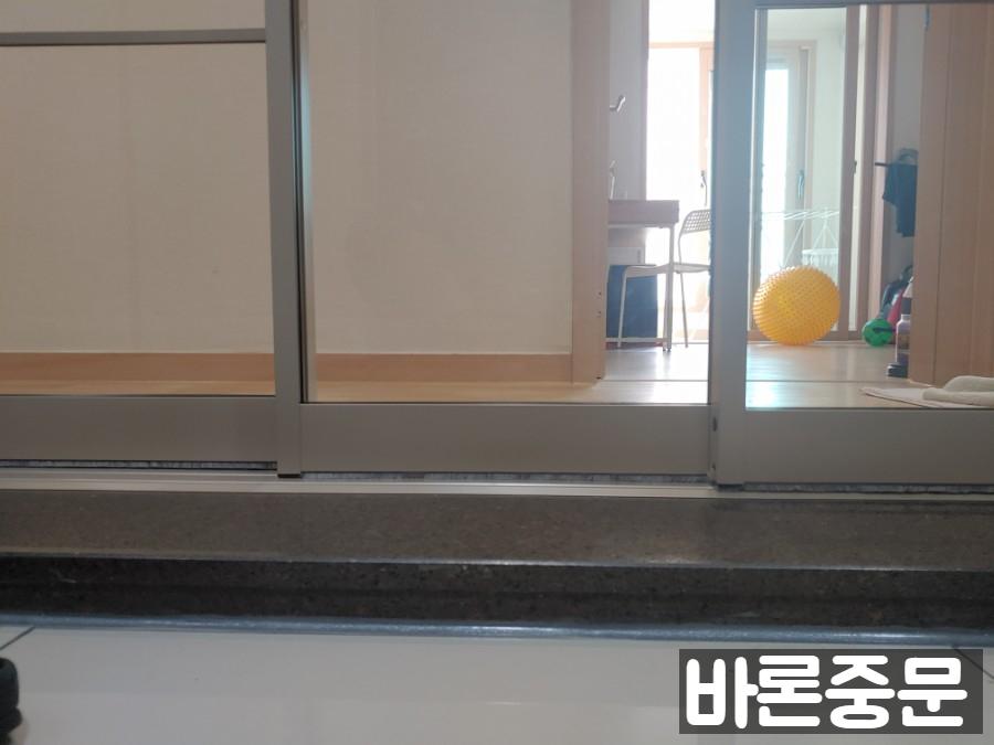 모헤어가 적용된 도어 하부 패널의 디테일
