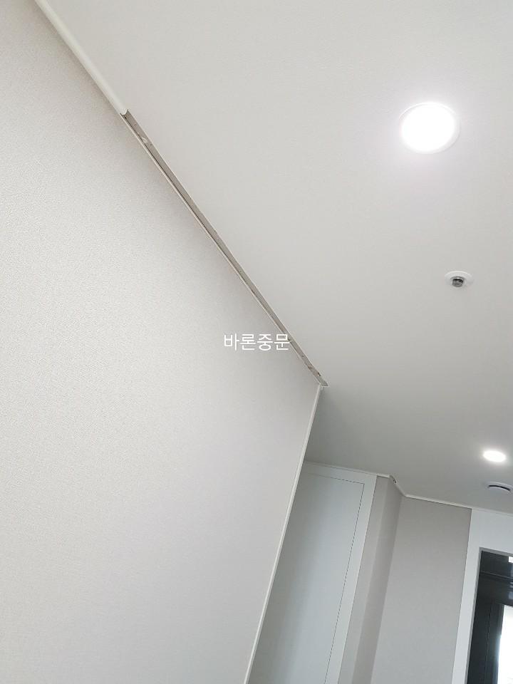 다이아몬드 라이트와 소방 경보기가 설치된 천장 접합부