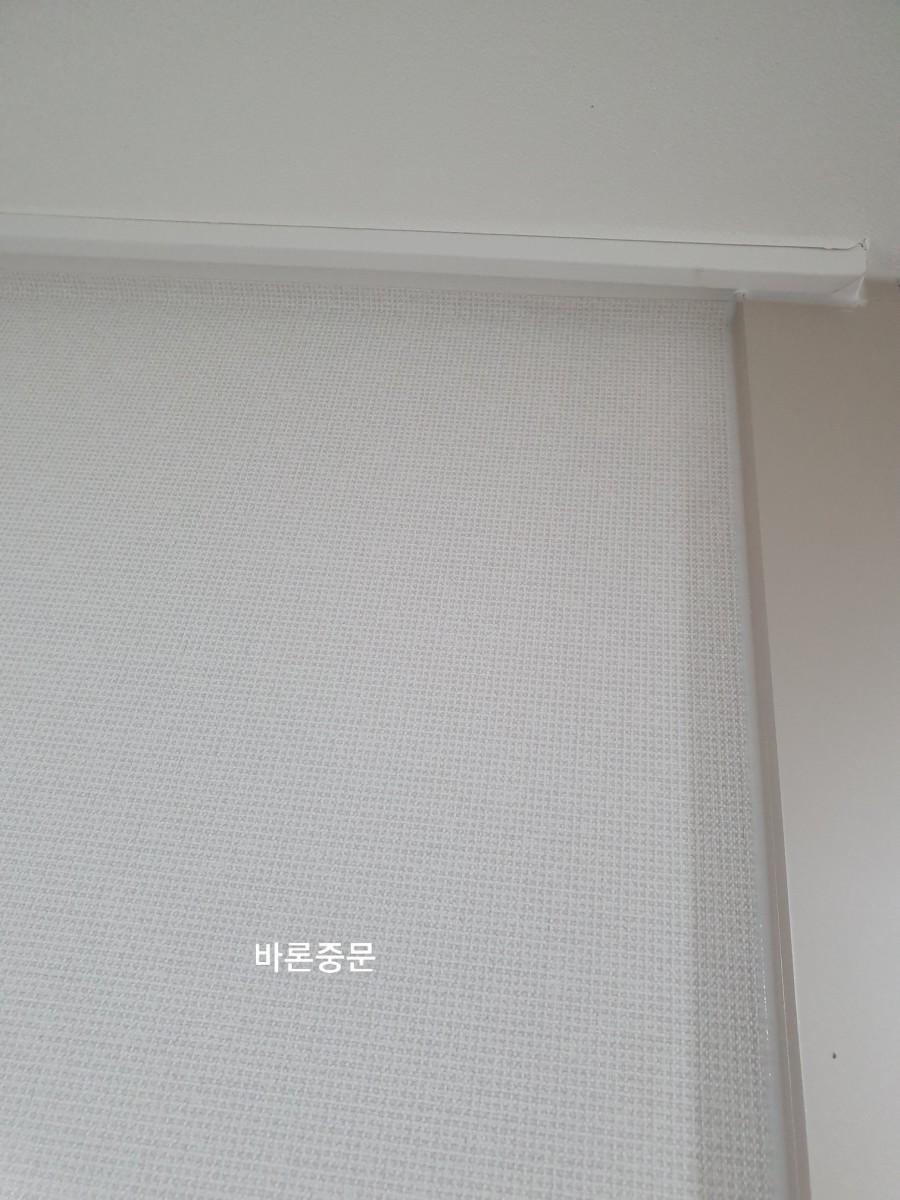 흰색 창호 커버와 상단 프레임 근접 샷
