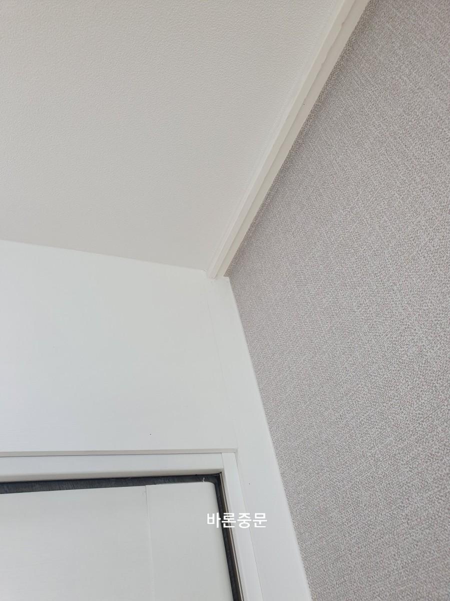 문틀 상부의 밀착 마감 근접샷