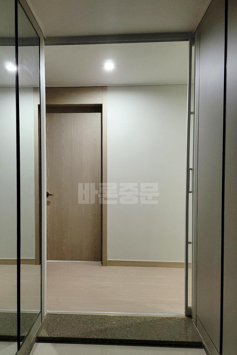 라인 조명이 비치는 복도의 시공 과정