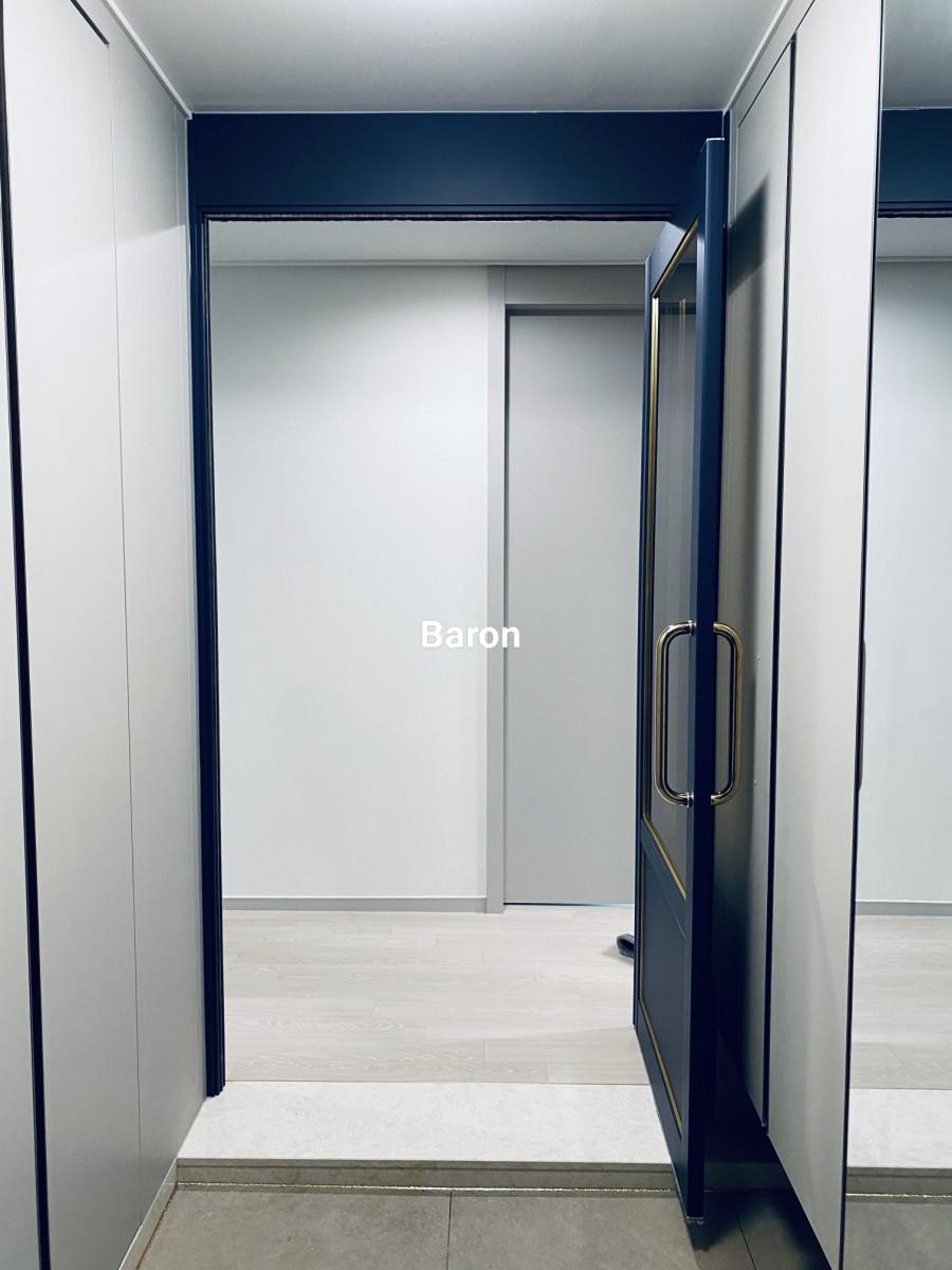 금색 손잡이가 돋보이는 네이비 도어